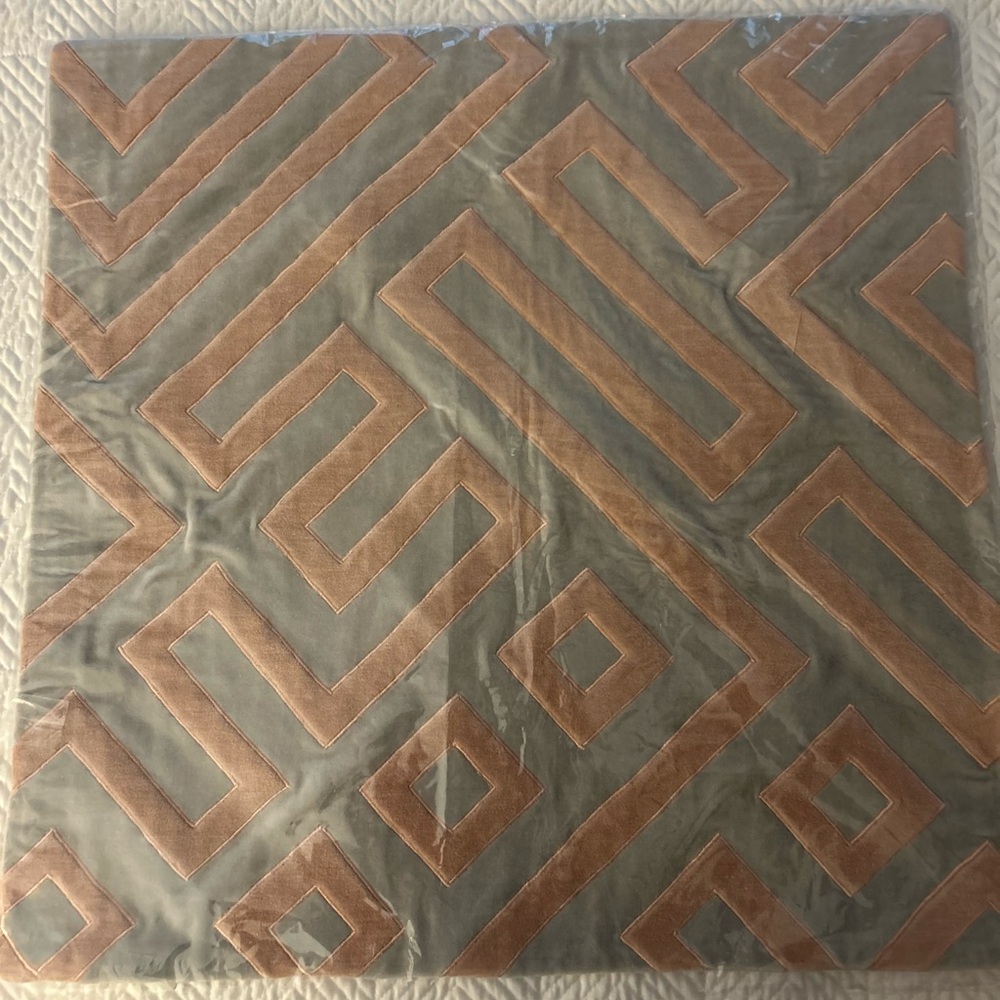 🆕 NWT Company C Maze Pillow Cover in Pewter 22”x22”